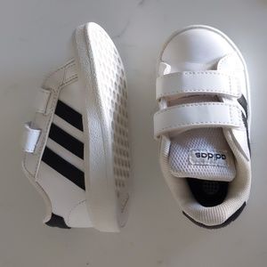 Adidas children's shoes. Toddler tennis shoe sz 6 classic white and black Adidas